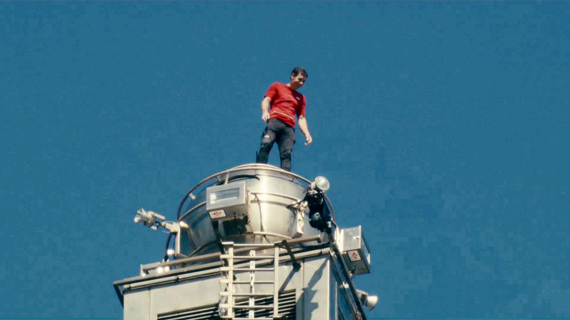 霍諾德在1月25日上午10時41分成功登上台北101頂，成為史上首位在無任何防護裝備下完成此壯舉者。(Netflix提供)