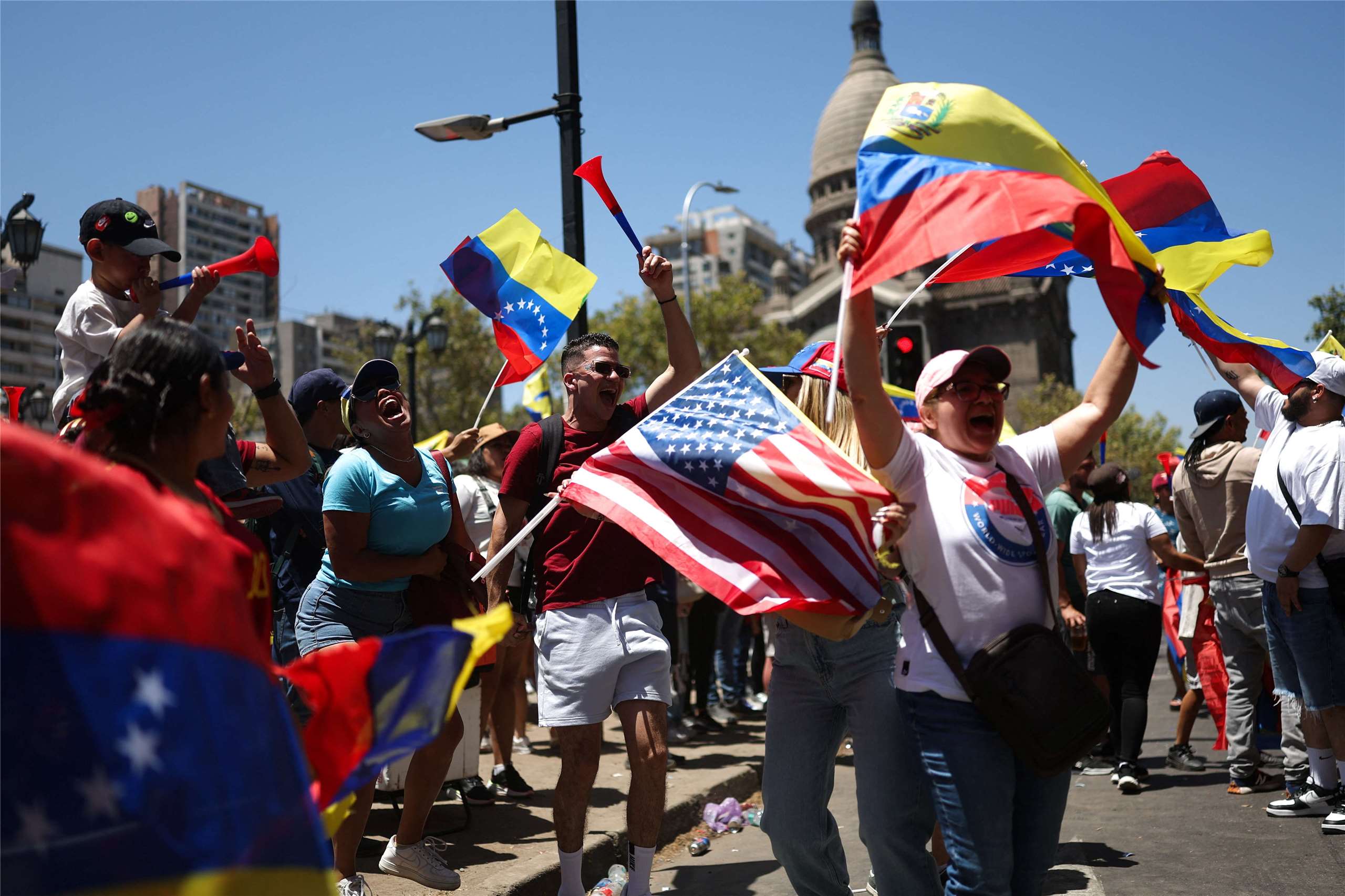 美軍逮捕委內瑞拉總統馬杜洛，在智利首都聖地牙哥（Santiago），有數千民眾聚集，揮舞著委內瑞拉國旗，許多人穿著國旗顏色黃、藍、紅的服飾，氣氛歡欣鼓舞。(RT/達志影像)