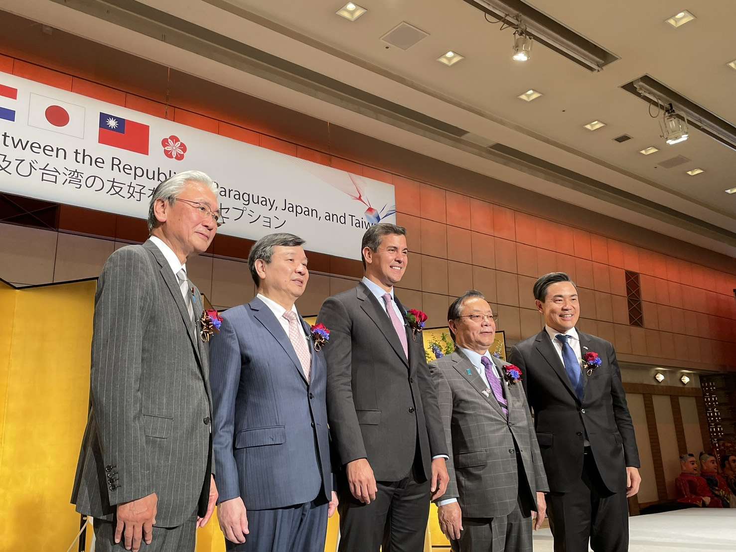 慶祝台灣、巴拉圭、日本友好酒會，駐日代表李逸洋(左二)出席。(鄭仲嵐攝)