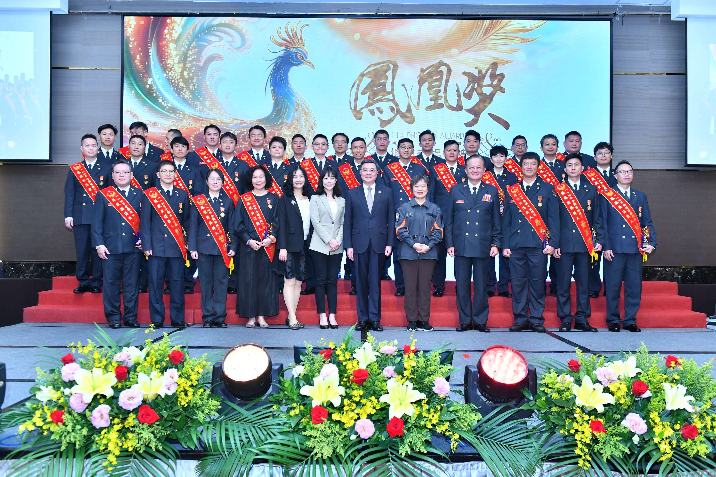 內政部消防署今天(13日)舉辦「鳳凰獎」楷模表揚典禮，行政院長卓榮泰到場表揚優秀消防員、義消及防救災志工夥伴並合影留念。(圖：內政部)