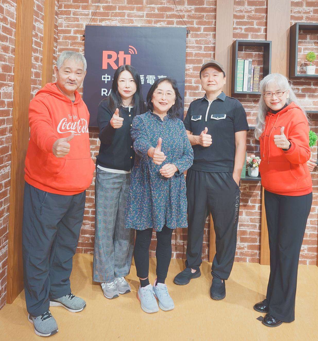 Voice to the World 節目主持人介文專訪一群熱情創作的大人編曲班 / 明日工作室資深經理周林山、6座廣播金鐘主持譚志薏、 諮商心理師陳文杏及資深唱片製作人 李富興老師