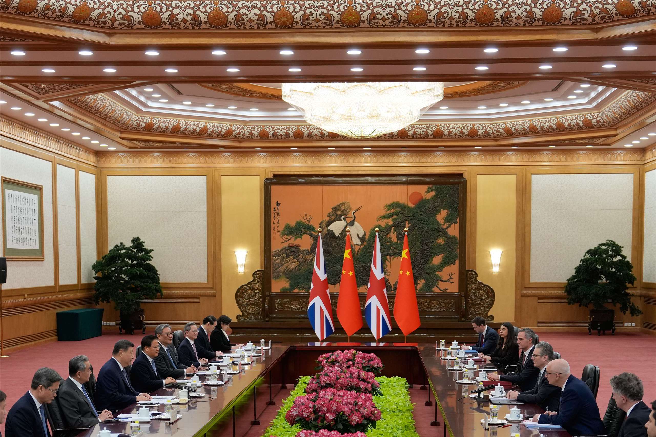 中國國家主席習近平在北京人民大會堂接見英國首相施凱爾（Keir Starmer)。