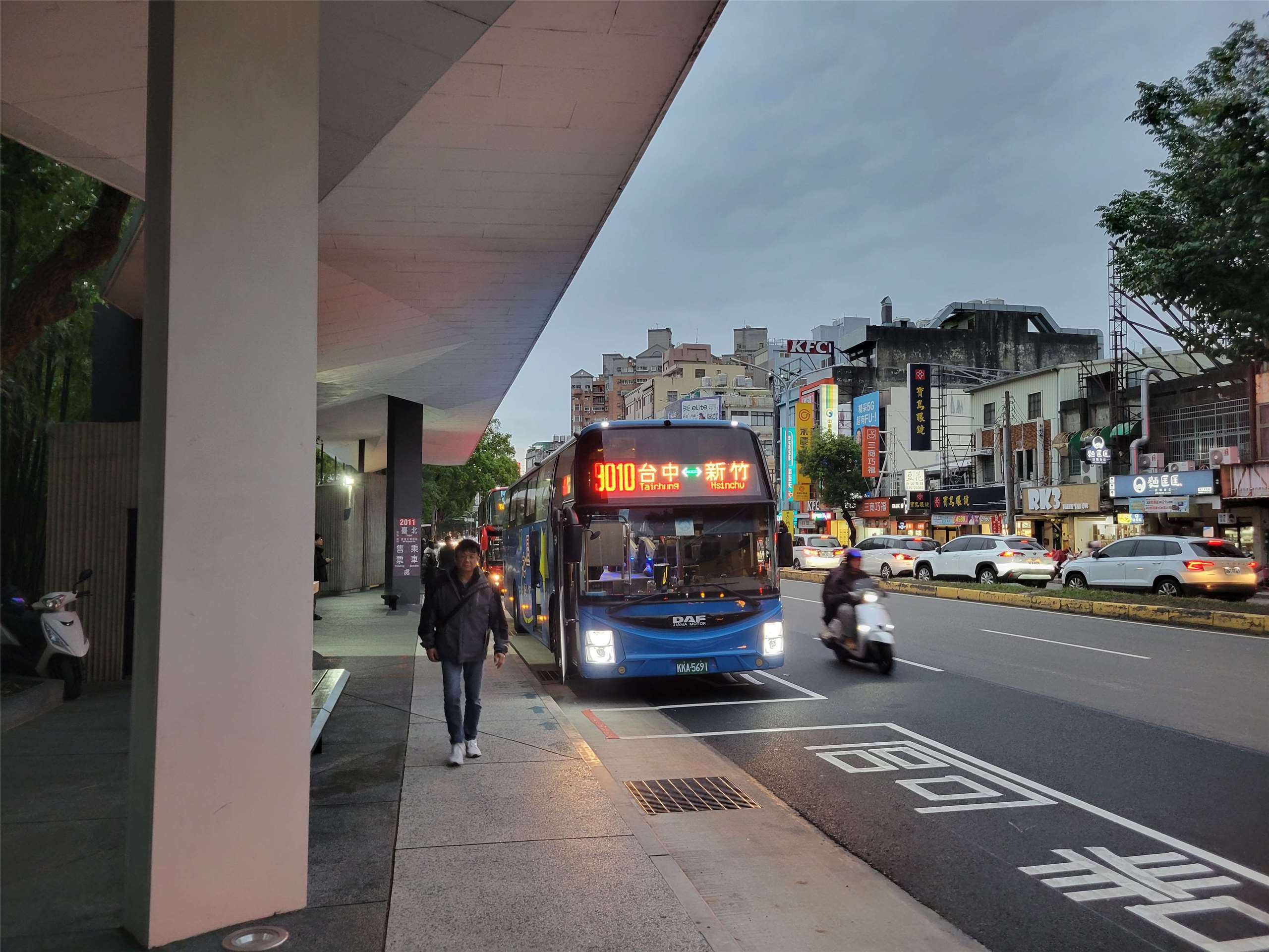 週五下班時間位於新竹市的清大國道客運停靠站。(饒辰書 攝)