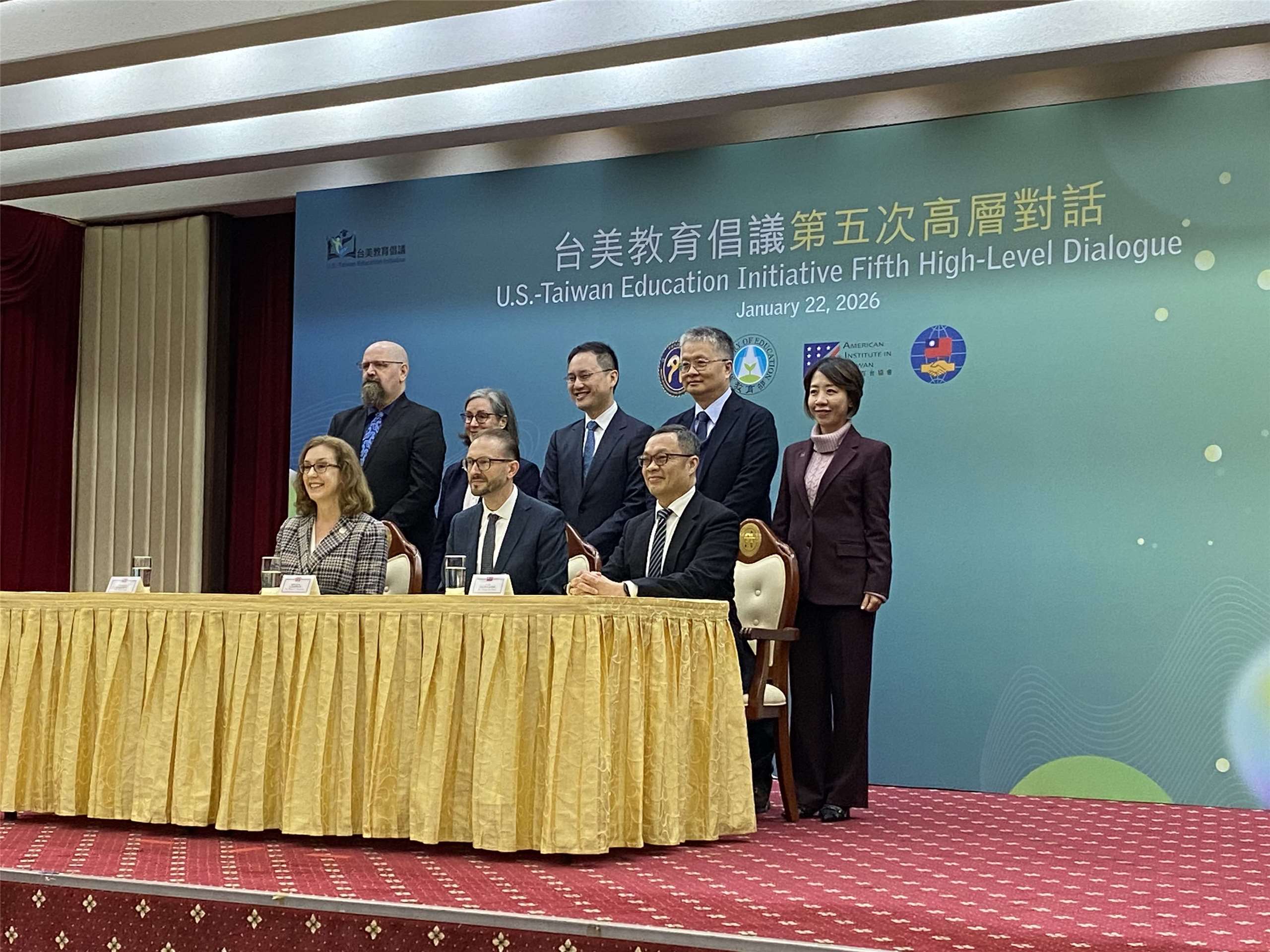 外交部22日舉行「台美教育倡議」第五次高層對話成果說明會，台美雙方代表合影留念。(陳念宜 攝)