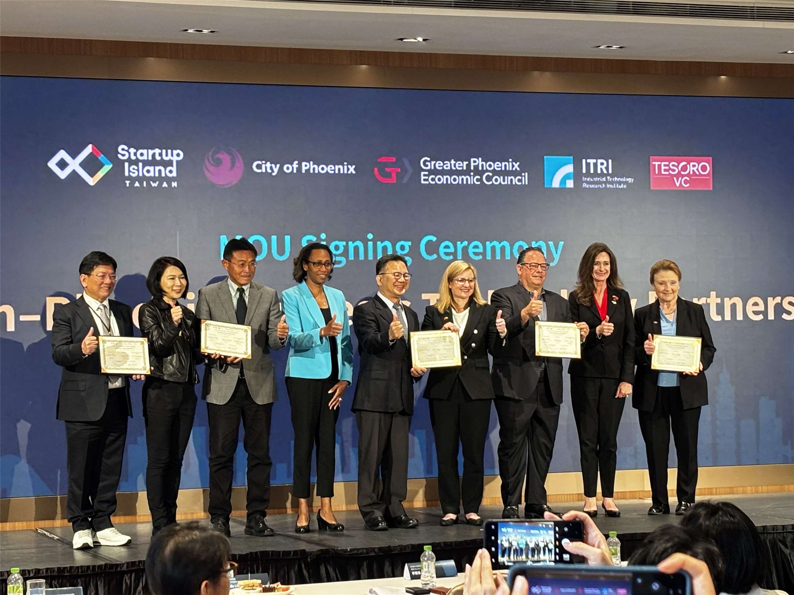 在國發會及AIT見證下，Startup Island TAIWAN與美國鳳凰城市長蓋蕾歌(Kate Gallego)、大鳳凰城經濟委員會GPEC執行長Christine Mackay 、Tesoro創投加速器創辦人Andy Lombard 、工研院產業服務中心陳立偉共同簽署合作備忘錄(MOU)。(楊文君攝)