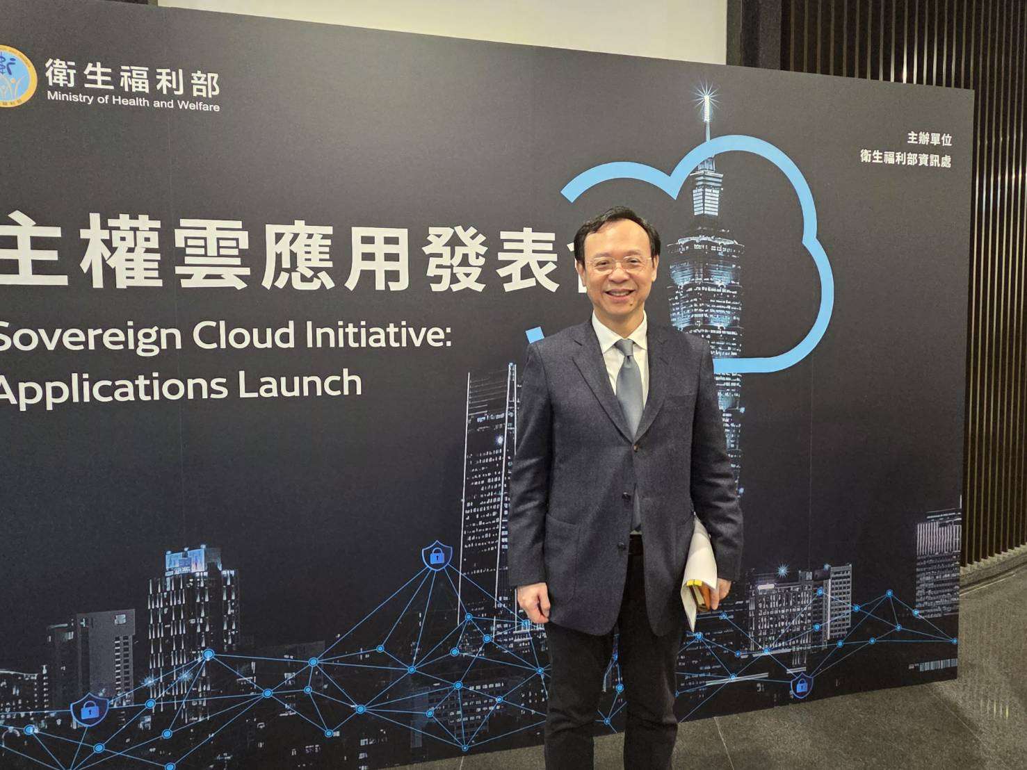 衛福部擬開放醫院聘僱外籍照服員協助急性病房病患照護，引發護理產業工會質疑，把風險與混亂丟給第一線基層承擔。衛福部長石崇良(圖)14日對此表示，強調該政策核心精神在於減輕護理人員負擔、改善家屬照顧壓力，並有助醫院管理，「是一個三贏的政策」。(江昭倫 攝)