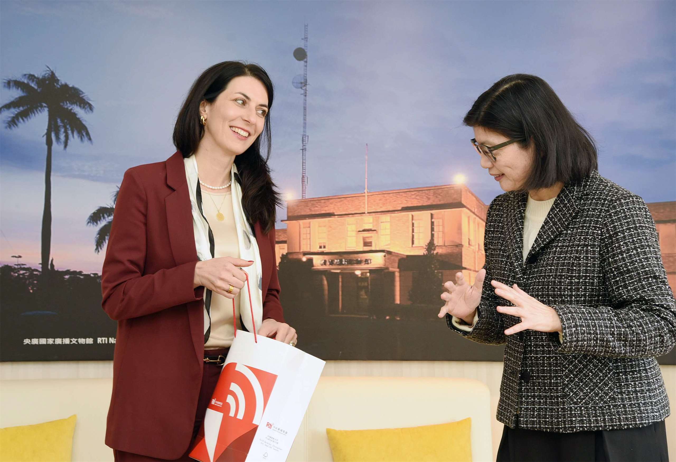 捷克前眾議院議長艾達莫娃(Markéta Pekarová Adamová，左)23日到中央廣播電臺參訪，並與央廣董事長賴秀如(右)交換意見。(江麗華攝)