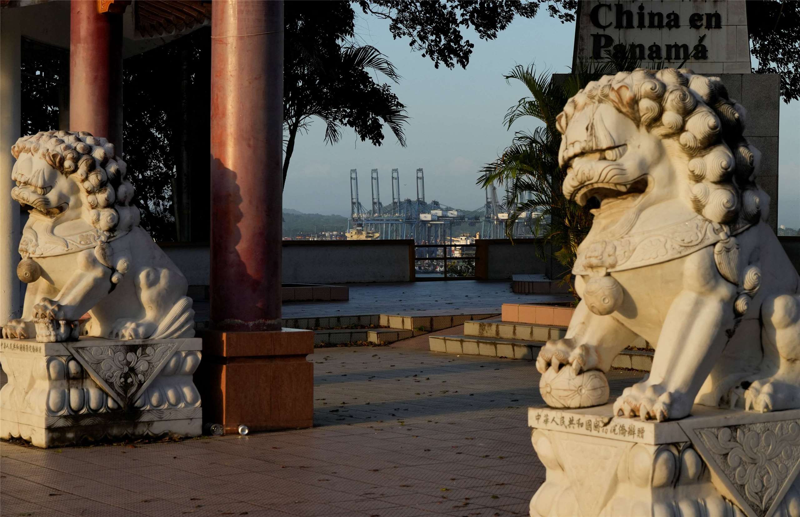 中國在一份對拉丁美洲政策中暗示，將在當地對美國寸步不讓。圖為位於巴拿馬運河附近的為華人進入巴拿馬150周年並象徵與巴拿馬友誼的中巴公園與紀念碑，日前遭當地政府拆除，引發中國不滿。圖為拆除前從牌坊處可遠眺巴拿馬運河。(路透社/達志影像)