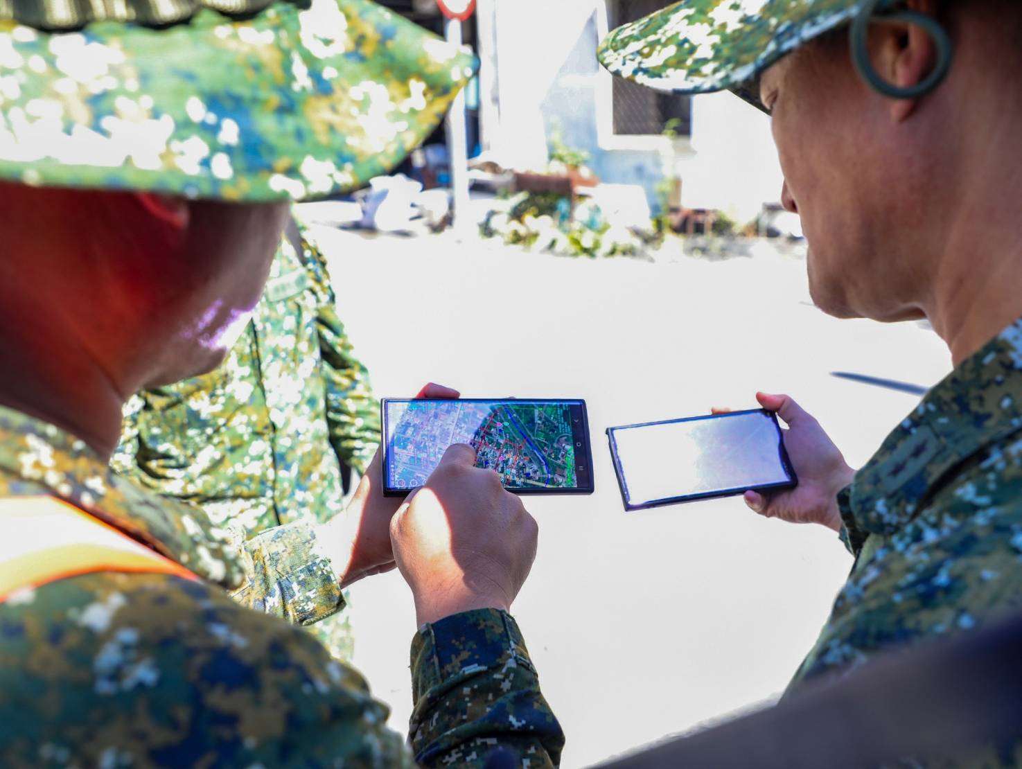 國防院學者許智翔表示，我國對美採購的「台灣戰術網路(TTN)暨部隊覺知應用套件(TAK)」雖然不是武器系統，但將對於地面部隊的指管與戰術執行發揮關鍵作用。圖為國軍於花蓮救災時使用TAK系統進行通聯。(陸軍司令部提供)