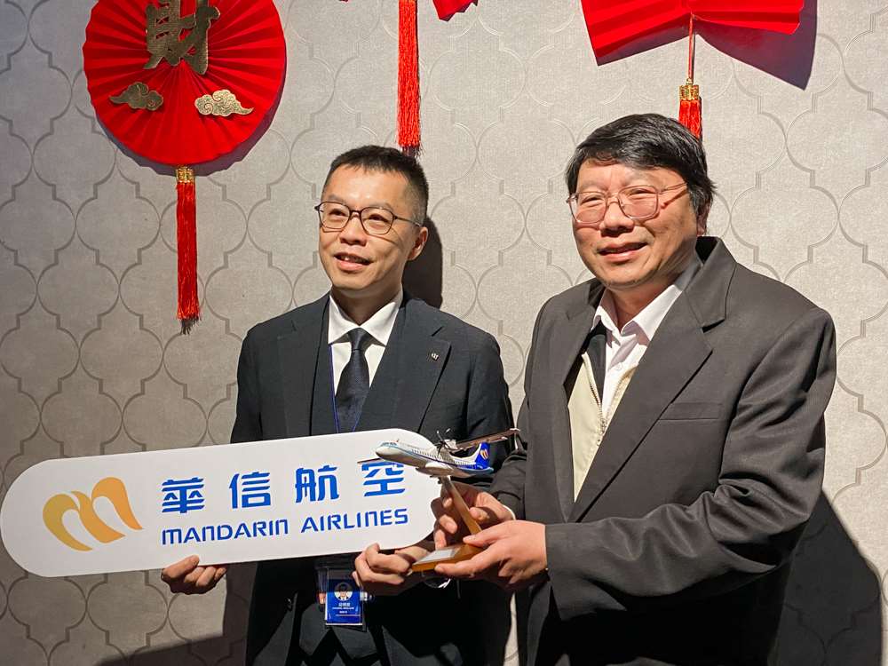 華信航空新任董座陳大鈞(右)、總經理莊明哲(左)上任不到半年，就展現新作風，首度與媒體餐敘，同時宣布今年和明年的展望。(吳琍君攝)