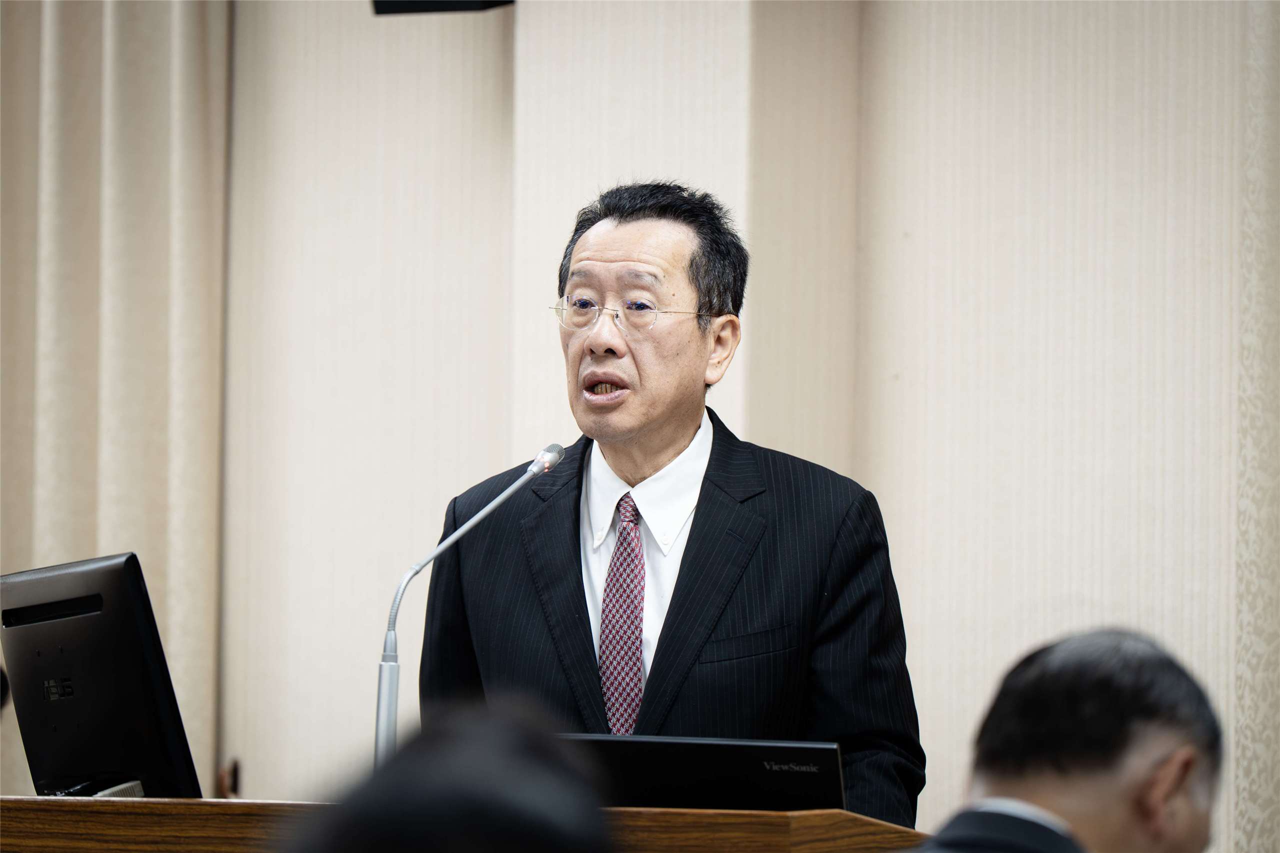 國防部長顧立雄12日在立法院表示，由於受實戰化訓練、恢復一年期義務役及教召延長等引響，國軍年彈藥消耗量爆增，因此需採外購補充。(楊仁翔 攝)