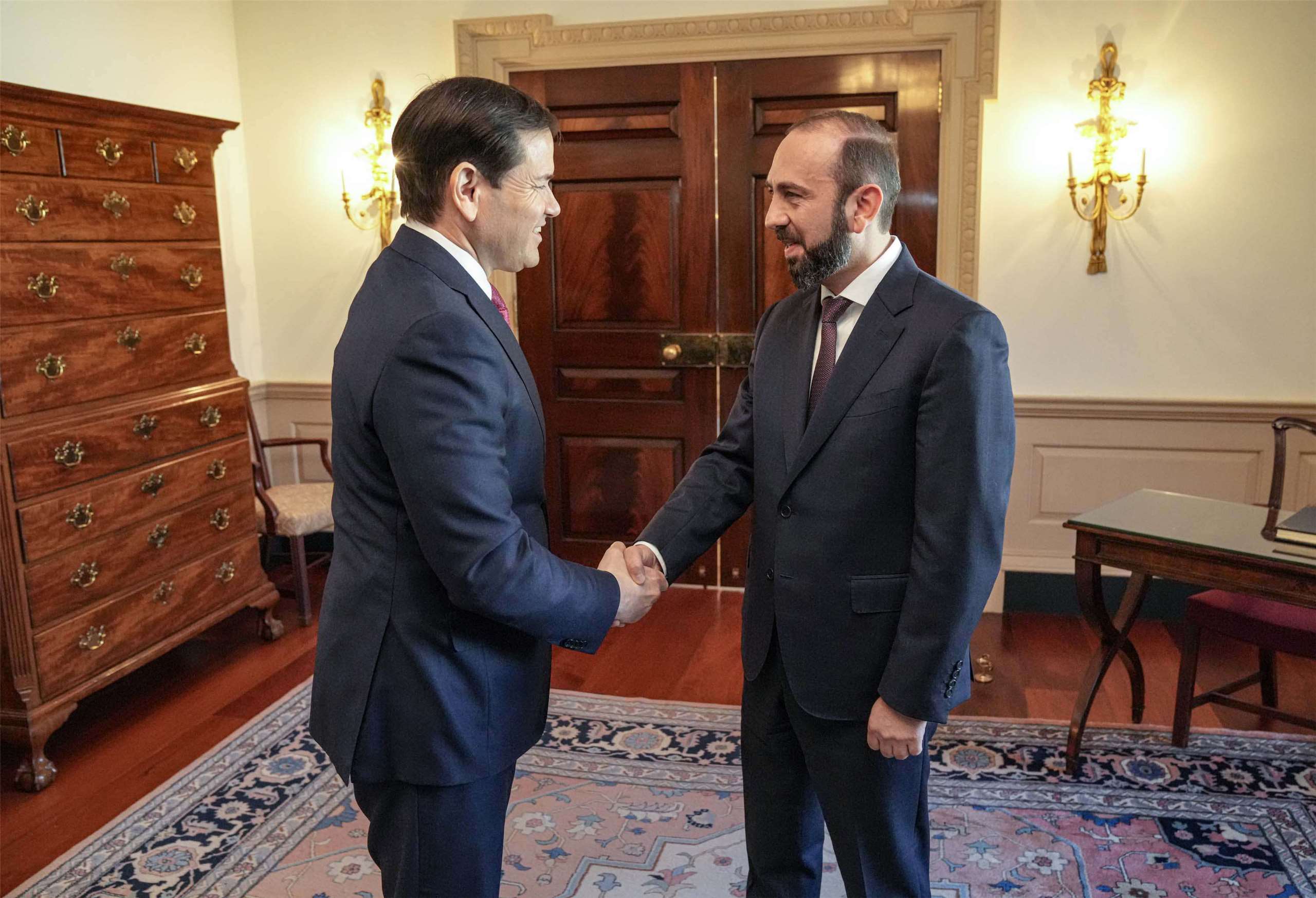 美國國務卿盧比歐(Marco Rubio)(左)會晤亞美尼亞外交部長米爾佐揚(Ararat Mirzoyan)(右)。(X@SecRubio)