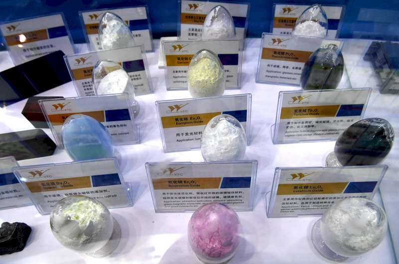 中國對日出口稀土磁鐵月跌8%。圖為在福州一場交易會展示的稀土加工產品。(圖:中央社資料照)