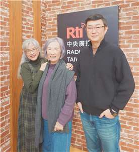 Voice to the World節目主持人介文專訪"靠譜的人"演奏專輯創作人 / 熊美玲老師，及資深編曲也是本張專輯製作人陳飛午老師
