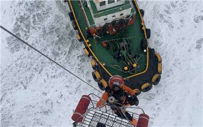 貨輪於花蓮溪口失能及拖船坐灘，海巡署東部分署今日(1日)協助船上人員脫困。(圖：海巡署提供)