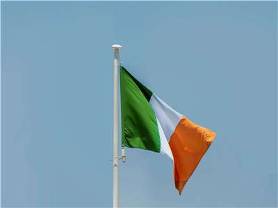 歐盟27國9日將針對與「南方共同市場」(Mercosur)的自由貿易協定進行表決，這項協定因可能衝擊本土產業而引起不少反彈，成員國之一的愛爾蘭提前表態將投下反對票。圖為愛爾蘭國旗。 (圖：Unsplash)