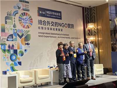 外交部今天7日舉辦第六屆「NGO領袖論壇」，國際合作發展基金會副秘書長謝佩芬、佛教慈濟慈善基金會副執行長熊士民、公民監督國會聯盟理事長謝東儒、國際共和研究所在台計畫主任歐睿思共同討論價值外交，此場次由台灣民主基金會執行長廖達琪擔任主持人。(陳念宜 攝)