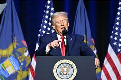 美國總統川普13日在底特律經濟俱樂部發表演說，讚揚自己重返白宮以來祭出的關稅措施，促成製造業回流，為美國帶來許多新的重大投資。