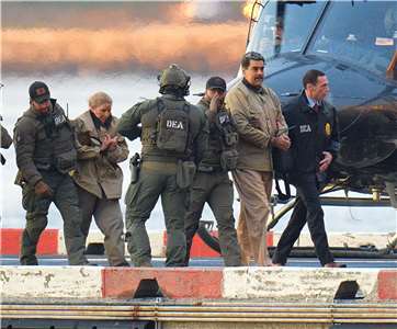 委內瑞拉總統馬杜洛(右二)和他的妻子佛洛雷斯(左二)在曼哈頓直升機停機坪降落後被戴上手銬，在全副武裝的聯邦幹員護送下，登上裝甲車前往位於曼哈頓的聯邦法院。(AP/達志影像)