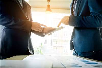 國發會22日指出，不應以靜態方式直接扣除對美投資金額來評估，而須以長期動態觀點分析對國內資本累積、總要素生產力的效益。(示意圖/freepik)