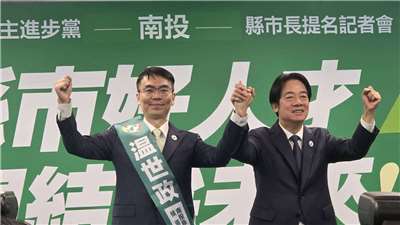 民進黨中執會今天(14日)正式通過徵召新北市牙醫師公會理事長温世政參選南投縣長，挑戰現任南投縣長許淑華。兼任民進黨主席的賴清德總統親自為温世政繫上競選背帶。(劉玉秋攝)