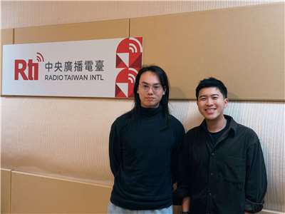 主持人內克與來賓葉人豪（左）