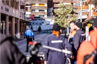 瑞士阿爾卑斯山滑雪勝地克蘭蒙丹納（Crans Montana）一間酒吧1日凌晨發生火災，造成慘重傷亡，警方獲報後封鎖現場。