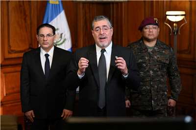 瓜地馬拉監獄人質事件落幕，總統阿雷巴洛(中)18日宣布30天緊急狀態打擊幫派。