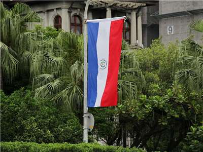 外交部長林佳龍28日在臉書發文說明他宴請巴拉圭衛生部長芭蘭的情形，強調邦誼成果應落實在巴國人民生活中。圖為巴拉圭國旗 (央廣檔案/記者王照坤 攝)