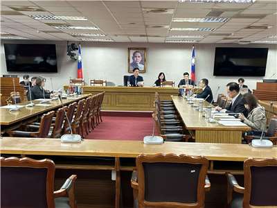 藍、白黨團日前在立法院會各自提案，要求賴清德總統赴立法院針對國家安全、軍購等事項進行國情報告，並接受立委諮詢，該案遭逕付二讀。民眾黨團今天(15日)召集協商，朝野協商沒有共識，會議主席、民眾黨團總召黃國昌裁示，接下來依照立法院職權行使法相關規定處理。(趙婉淳 攝)