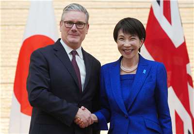英國首相施凱爾(Keir Starmer)(左)和日本首相高市早苗31日在東京召開聯合記者會。