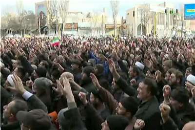 伊朗親政府示威者在伊朗西部霍拉馬巴德(Khorramabad)的一條主要街道上遊行，高喊口號。