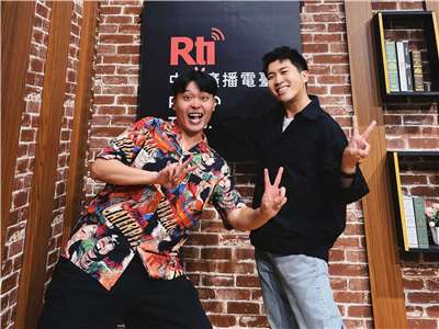 主持人內克與來賓佑仁（左）