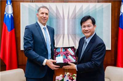 外交部長林佳龍（右）歡迎以色列國防與安全訪團、前宗教事務部長及前國會議員卡漢納（Matan Kahana，左）訪台。 (圖：外交部)