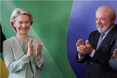 巴西總統魯拉(Luiz Inacio Lula da Silva)(右)與歐盟執委會主席范德賴恩(Ursula von der Leyen)(左)會晤。