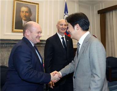 美國聯邦參議院外交委員會「亞太」小組主席芮基茲（Pete Ricketts）（後中）率跨黨派參議員訪問團於去年4月訪問台灣，總統賴清德（右）在總統府接見訪團團員包括該小組民主黨首席議員昆斯（Chris Coons）（左）。 (圖：中央社檔案照)