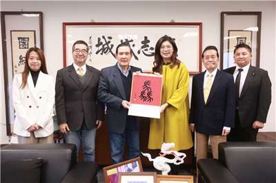 國民黨主席鄭麗文(右3)今天(20日)偕同國民黨副主席張榮恭(右2)、蕭旭岑(左2)及文傳會主委吳宗憲(右1)、國民黨發言人江怡臻(左1)拜會前總統馬英九(左3)，雙方約進行1個小時會晤。(國民黨提供)