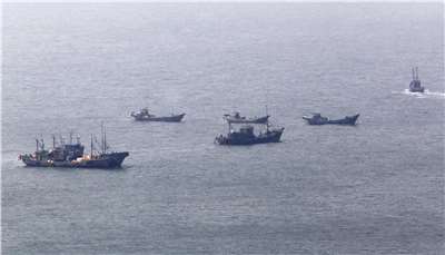 根據地理空間公司ingeniSPACE分析，從去年底以來，中國漁船曾兩度大規模集結在東海，其中一次更高達2000艘，形成一條長達430公里的長陣。圖為聚集在韓國西部延坪島附近的中國漁船。資料照片 (AP/達志影像)