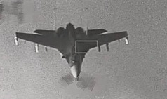 中共去年底對台軍演，國防部披露F-16V戰機透過「狙擊手先進標定莢艙」監控中共殲16戰機畫面。（國防部提供）