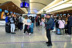 航空公司全球劃位系統異常，桃機旅客大排長龍。示意圖。