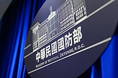 國防部表示，17日中共運載火箭經台灣中部，國軍適切警戒應處。
