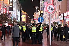 南京路步行街是上海的重點商圈，與外灘相連接。為因應跨年夜可能的人潮，部署了較多警力。