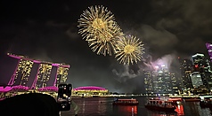 迎接2026年，新加坡跨年夜這天，現場倒數計時結束，知名景區濱海灣上空綻放出大型煙火秀，點亮夜空。
