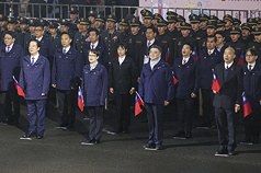 總統賴清德（前左起）1日凌晨與副總統蕭美琴、行政院長卓榮泰、立法院長韓國瑜等人出席「115年元旦總統府升旗典禮」，眾人一同開口唱國歌。