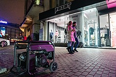 在俄羅斯持續空襲能源設施下，烏克蘭正處於限電狀態。不少商家另購發電機來維持營業。