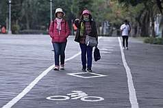 中央氣象署表示，1日強烈大陸冷氣團南下，冷氣團持續影響至4日清晨。圖為民眾穿著禦寒衣物行走在台北圓山花博公園。
中央社記者徐肇昌攝 115年1月1日
