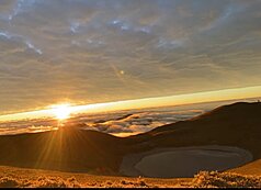 2026年元旦台東海岸線曙光未露臉，但嘉明湖出現日出美景。 
（天馬登山隊提供）