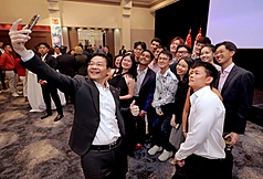 邁入2026年，新加坡總理黃循財表示，新加坡的穩定是吸引更多企業深耕因素。圖為黃循財（持手機自拍者）2025年10月出席活動與民眾互動。
（新加坡數位發展及新聞部MDDI提供）
