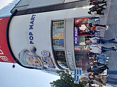 中國潮玩製造商「泡泡瑪特」因產品Labubu熱度的快速退潮引發投資者擔憂，股價開始回調，2025年內最高點到年底收盤，共跌去44.8%。