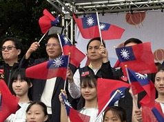 新北市政府1日上午在板橋435藝文特區辦元旦升旗暨健走活動，台灣民眾黨主席黃國昌（後左2）出席。